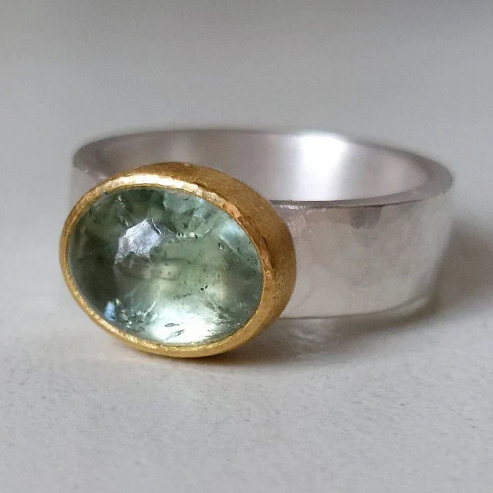 Bague verte avec pierre arrondie, vintage.