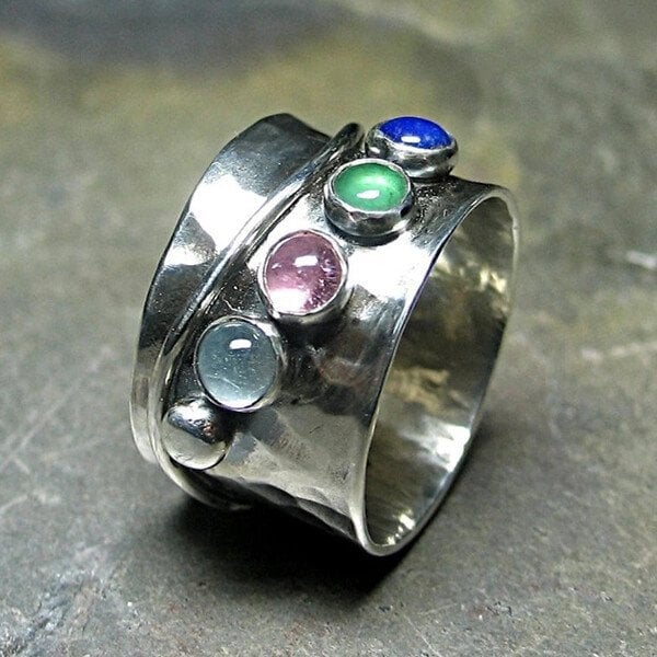 Bague avec pierre de naissance